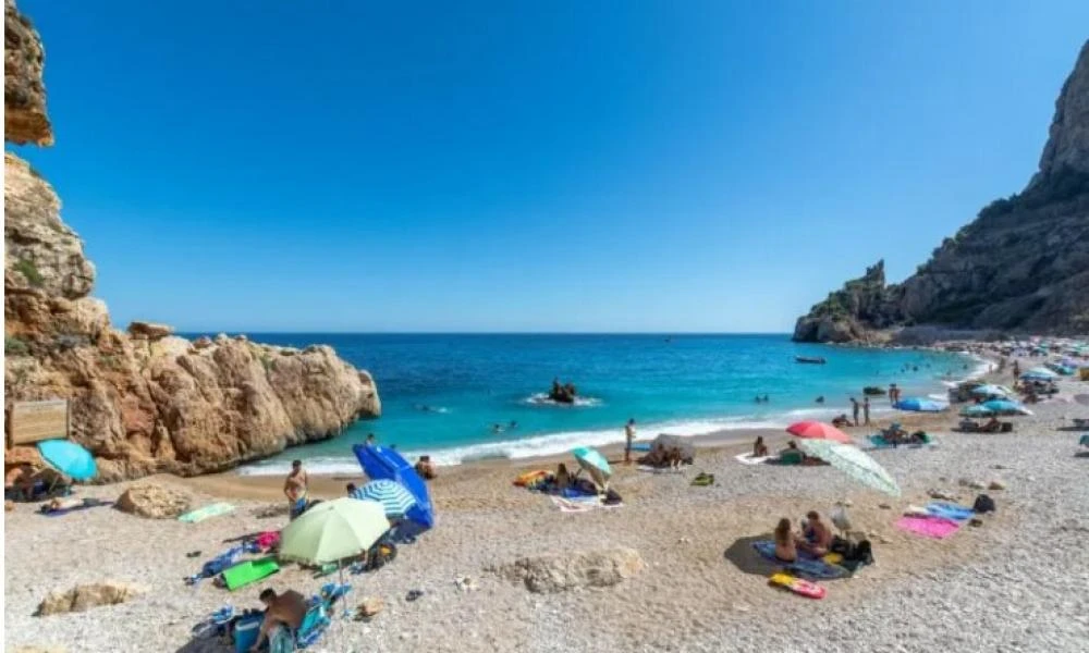 Ισπανία: Πρόστιμο σε όποιον απλώνει την πετσέτα του στην παραλία και άλλα κωμικοτραγικά